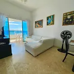 Hermoso apartamento con balcón y vista al mar.