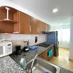 Hermoso apartamento con balcón y vista al mar.