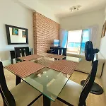 Hermoso apartamento con balcón y vista al mar.