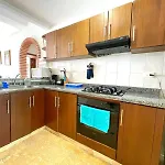 Hermoso apartamento con balcón y vista al mar.